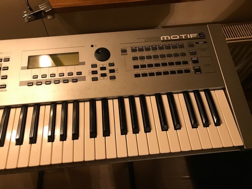 YAMAHA MOTIF6 61-Key Production Synthesizer Electric Piano - Picture 7 of 22