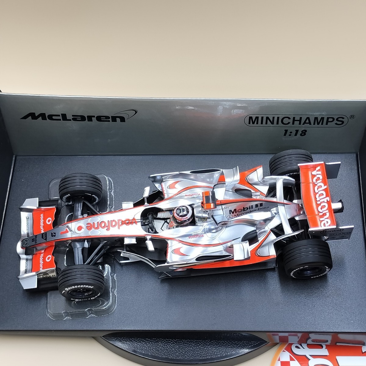 MINICHAMPS 1/18 Vodafone McLaren Mercedes MP4-22 Alonso Show MINICHAMPS 1/18 Vodafone McLaren Mercedes MP4-22 Alonso Show