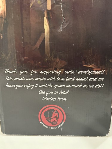 Máscara y soporte de exhibición portátil Absolver edición de coleccionista caja totalmente nueva - Imagen 8 de 8