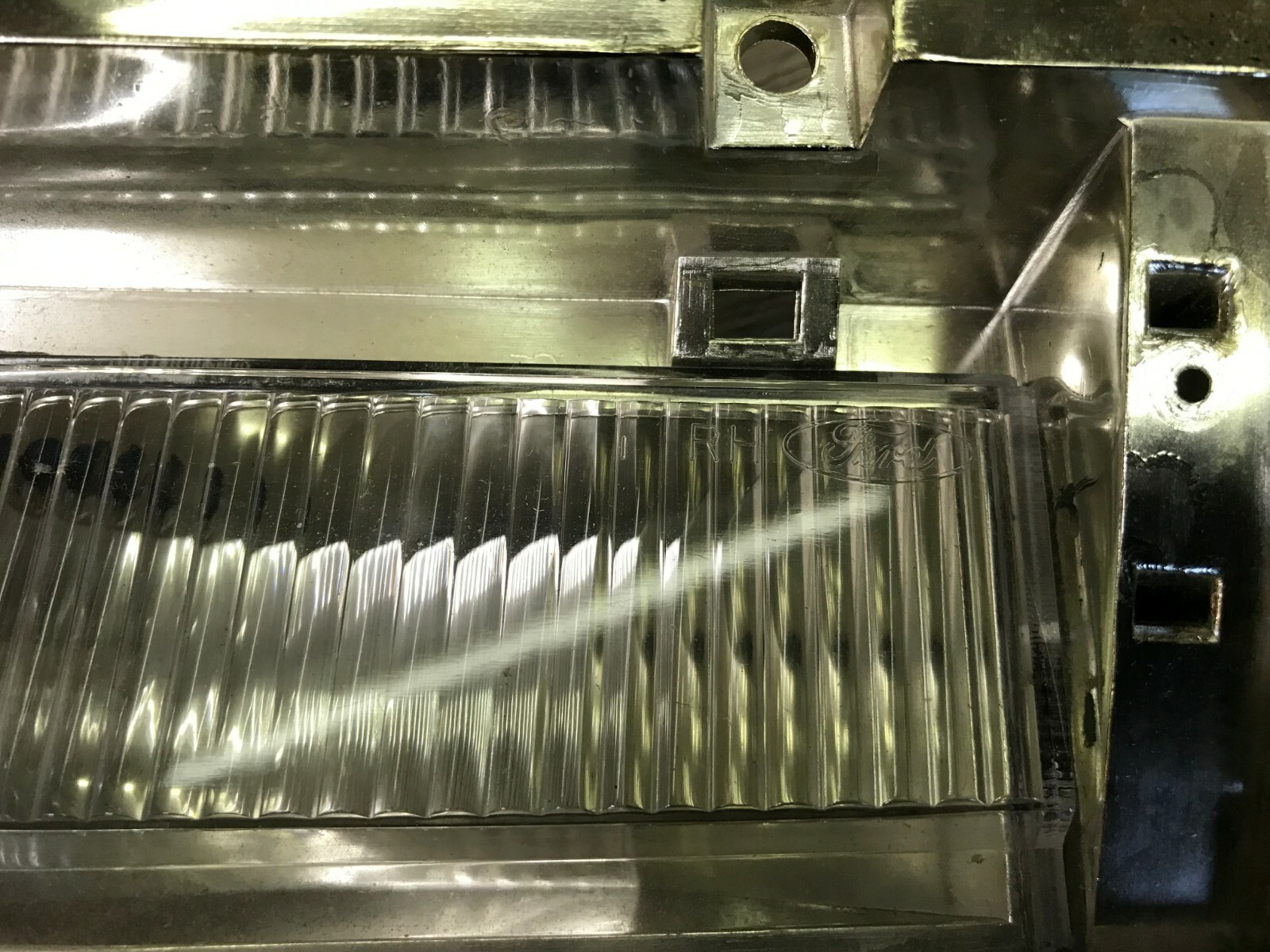 1979 1980 FORD LTD PASSENGER CAR NOS RH CORNERING LIGHT HOUSING D9AZ