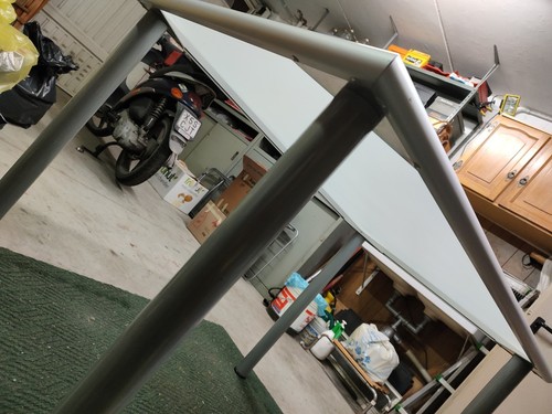 Tavolo in vetro satinato e acciaio ikea - Foto 3 di 4