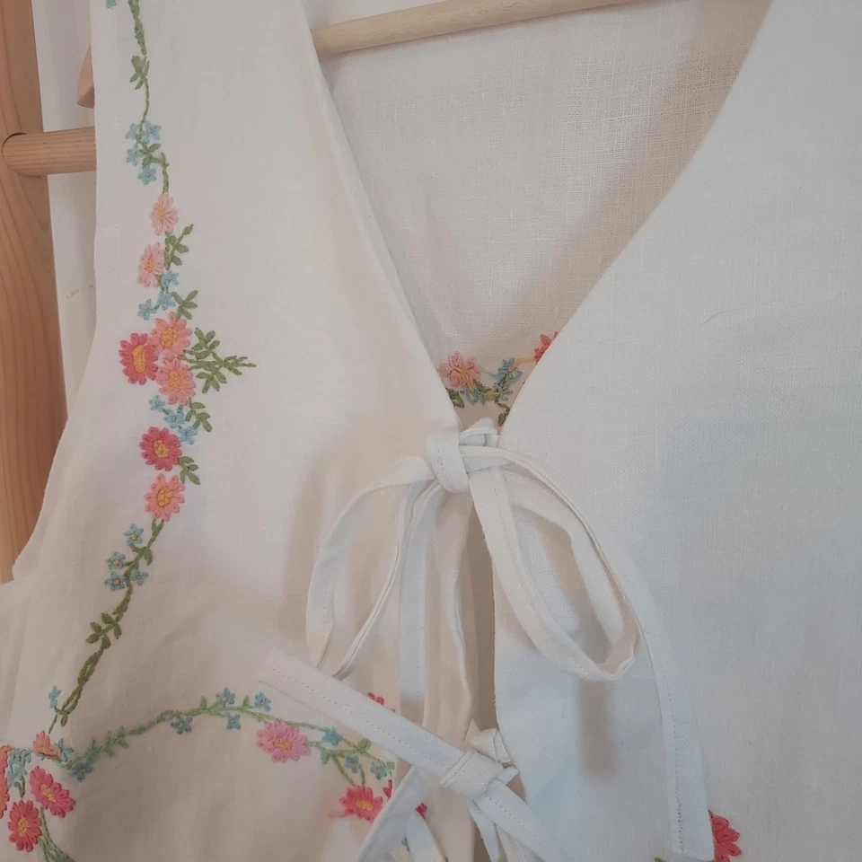 Handmade front tie top reworked vintage embroidered linen tablecloth 18/20 - Image 4 of 4