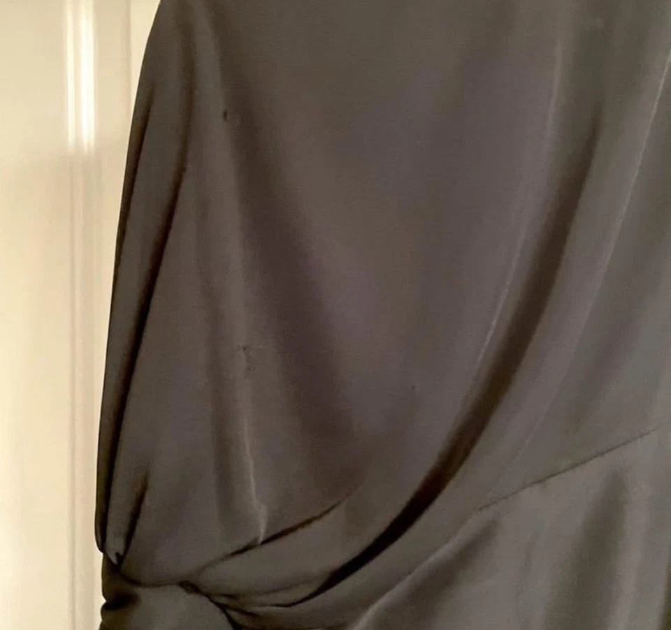 Vestido de noite longo preto de um ombro - Imagem 2 de 2