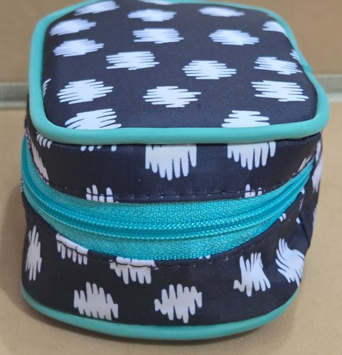 Nuevo en caja Estuche Thirty-One pequeño con cremallera azul marino con patrón verde azulado y blanco - Imagen 5 de 11