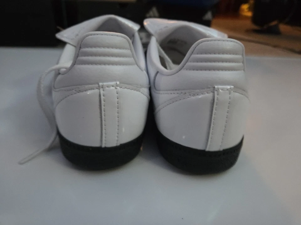 Adidas Samba Lt para mujer talla 9. Caja ligeramente dañada. Zapatos nuevos. Foto 4 de 4