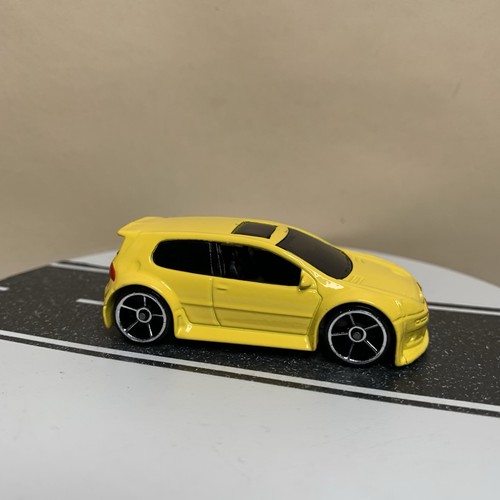 Hot Wheels Volkswagen Golf GTI Mk5 Hatchback Yellow w/Chrome OH5 1:64 NM