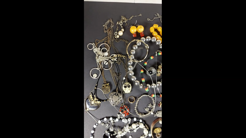 Bulk Jewelry Lot Estate Vintage to Modern Mix WEARABLE Resell Gift - Video 1 von 1