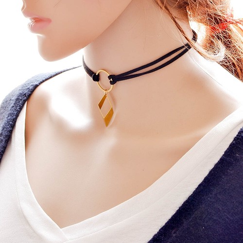Dije Collar Gargantilla de Gamuza Negra con Color Dorado En Forma de Diamante - Imagen 2 de 4