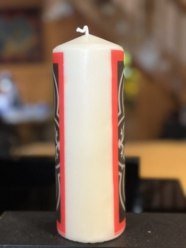 TAG DER TOTEN ZUCKERSCHÄDEL (SCHWARZ & ROT) Handdekor SÄULENKERZE 19x7 cm - Bild 6 von 6