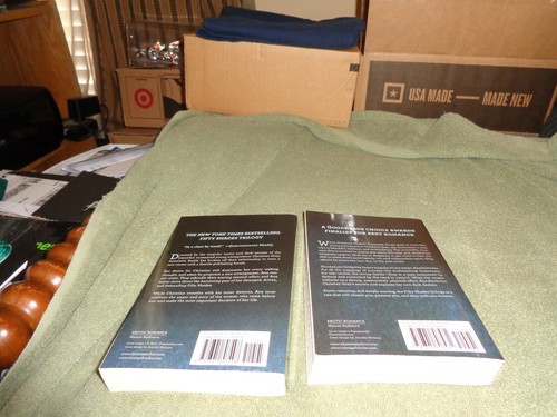 lot of 2 paperback books by E.L. James. 50 shade of gray - Picture 3 of 6