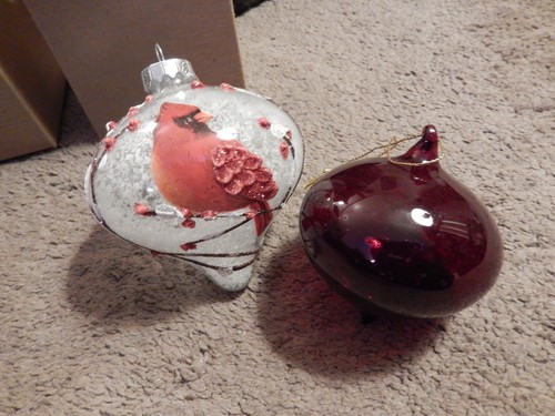 2 TEARDROP CHRISTMAS BALL ORNAMENTS. PLASTIC RUBY AND PAINTED CARDINAL FEENEY'S - Picture 10 of 10
