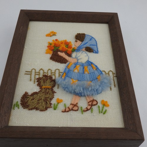 Vintage 70er Jahre gerahmte Nadelspitze Crewel Mädchen pflückt Blumen Puppe - Bild 2 von 7