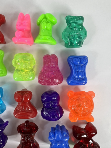 Vintage Crazy Bones lot of 25 with Black R.I.P Coffin/Stickers Magic Box 1990'S - Foto 8 di 11