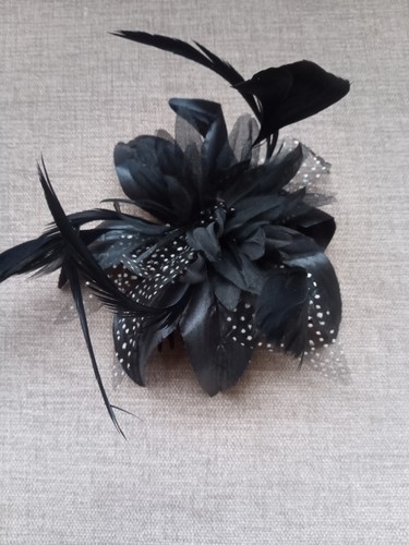 BLACK FASCINATOR WITH COMB - Picture 3 of 3