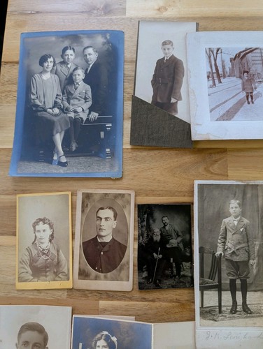 Antique Photograph Lot Of 30 Women Men Children Family Portraits 1800's 1900's - Picture 2 of 7