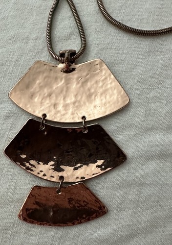 Vtg Bronze Tone Hammered Fan Shaped Pendant Necklace, 19" Long Great Condition - Picture 4 of 10