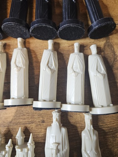 Vintage 1962 Peter Ganine CONQUEROR Medieval Chess Complete 32 Piece Plastic Set - Picture 5 of 13