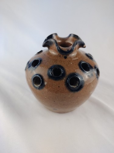 Pottery Frog Vase Two Toned 14 Holes stunning * Small Chip - Picture 1 of 4