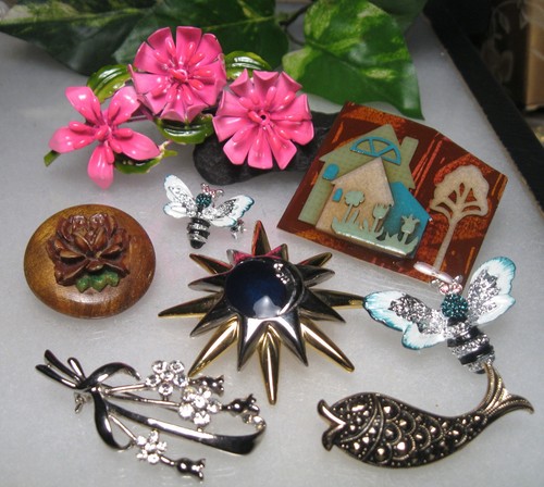 Vintage BROOCH PIN LOT LUCINDA HOUSE PIN GERMANY FISH LC MAN IN MOON FLORALS BEE - Picture 12 of 21