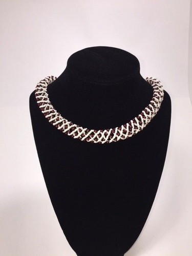 VINTAGE WOVEN MILK GLASS BEADED NECKLACE WHITE BLACK RED 17" - Picture 5 of 5
