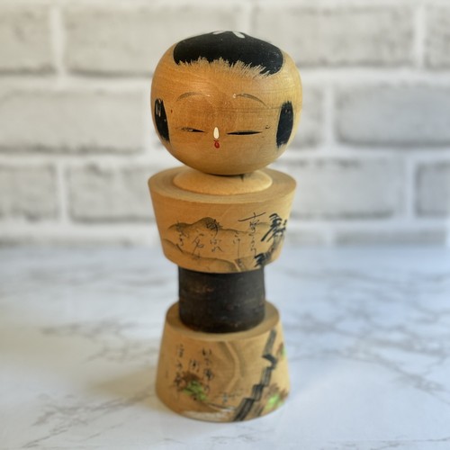 "Muñeca grande vintage Kokeshi Bobblehead escena de montaña firmada 8,5"" madera natural" - Imagen 1 de 14
