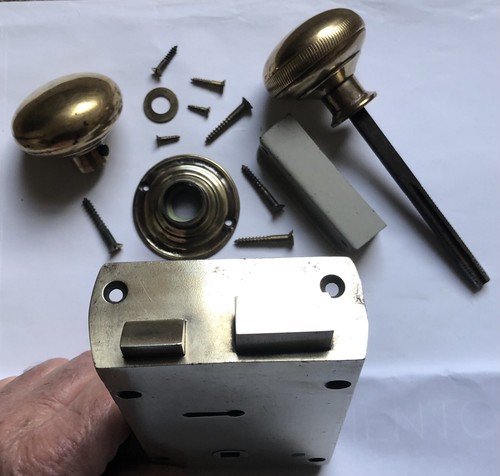 A very early heavy Brass Rim Lock with suitable large knobs complete with screws - Picture 9 of 18