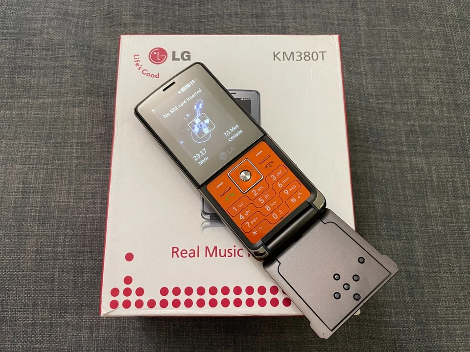 LG KM380 1.3MP 2" FM MP3 A2DP Mark Levinson Music Keyboard Flip GSM Cell Phone - Image 2 of 4