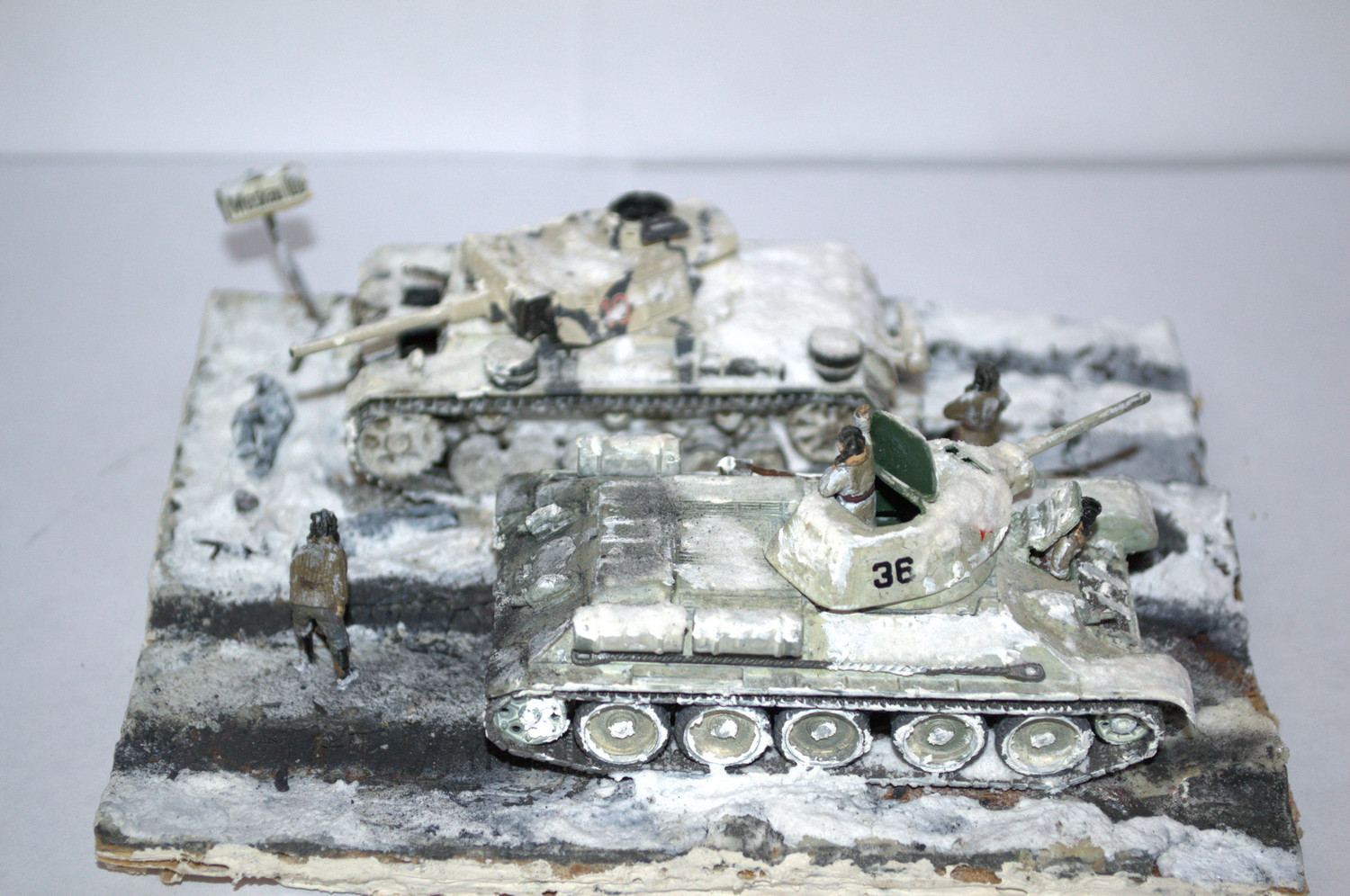 1 72 YRKESUTBYGGNADmodelllllerL WWWII DIORAMA SOVIET T -34 & GERMAN PzKpfW III 1941 1 72 YRKESUTBYGGNADmodelllllerL WWWII DIORAMA SOVIET T -34 & GERMAN PzKpfW III 1941