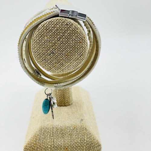 Boho mehrlagiges Lederarmband mit türkisfarbenen Perlen und Magnetverschluss - Bild 6 von 8