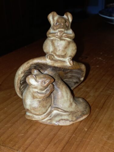 Margaret Bennett Welcombe Pottery Stoneware Field Mice Eating a Toadstool Figure - Photo 1 sur 6
