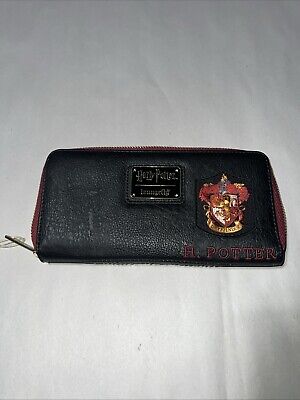 【Loungefly】ハリーポッター 杖付き ウォレット Harry Potter Amazon.com: Loungefly x Harry Potter Hogwarts Houses Crests