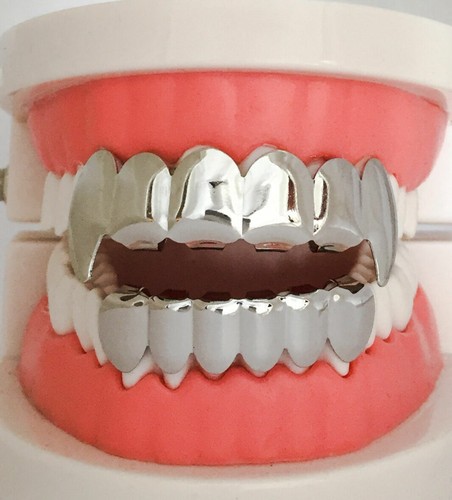 Hip Hop Argento Platino Bocca Denti Superiore Inferiore Set Nuovo Zanne Grillz - Foto 2 di 3