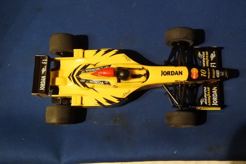 3 x SCALEXTRIC F1 CARS ALL BOXED USED MCLAREN MP4/10 FERRARI 643 JORDAN - Picture 15 of 18