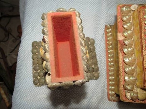 PAIR OF HANDMADE ANTIQUE SAILOR'S VALENTINE SEA SHELL ART BOXES & PENCIL HOLDER - Picture 11 of 12