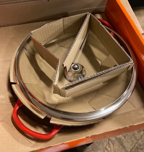 Braiser redondo Le Creuset de hierro fundido esmaltado con tapa de vidrio, 2,25 cuartos - Imagen 2 de 3