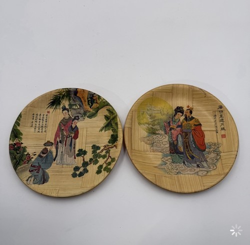2 platos de bambú japoneses decorativos vintage: The Tipsy Dancer & Tang Ming-Fung - Imagen 1 de 6
