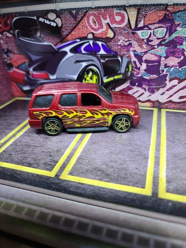 Hot Wheels 2007 Cadillac Escalade Diecast Car - Picture 2 of 7