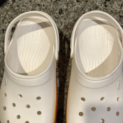 Scarpa Disney Parks PRIDE CASTLE CROCS ARCOBALENO retrò taglia W10 M8 - Foto 9 di 10