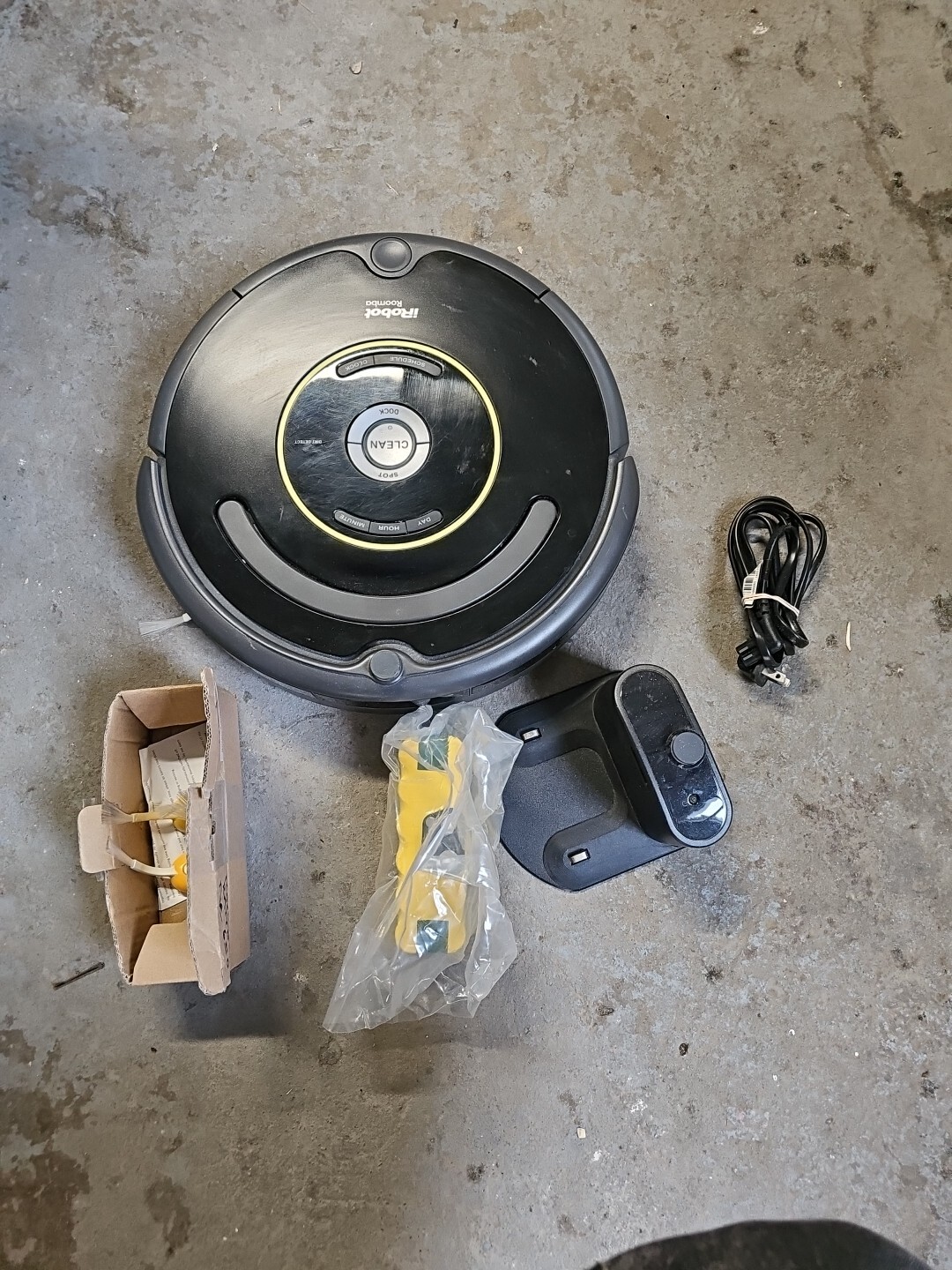 iRobot Roomba 650 Robotic Vacuum Cleaner w/ Charging Dock +extra