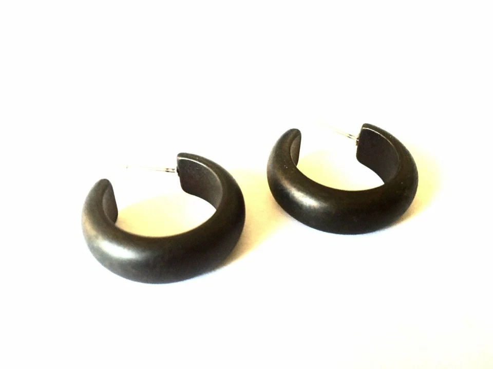 Pendientes de aro Lucita pequeños simples negros mate Foto 2 de 4