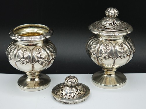 A PAIR OF GEORGE IV STERLING SILVER POUNCE POT BY BERNARD FAMILY, LONDON, 1829 - Picture 18 of 24