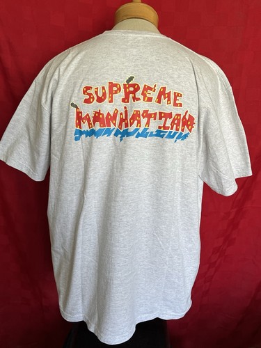 Camisa Oficial Supreme Brand Manhattan City Street Scene Art Talla XL Novios Rojos - Imagen 6 de 15