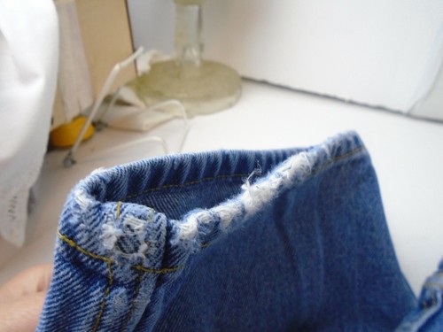 Boy LEVI 550 Relaxed Fit Jeans Size 10 Reg 25 x 25 medium wash frayed bottom - Picture 3 of 7