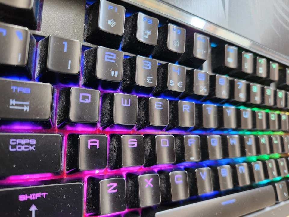 WILL TAKE £495 18" Gaming Laptop i7 4.30GHz 32GB RAM 512GB SSD BluRay Nvidia 8GB - Image 2 of 4