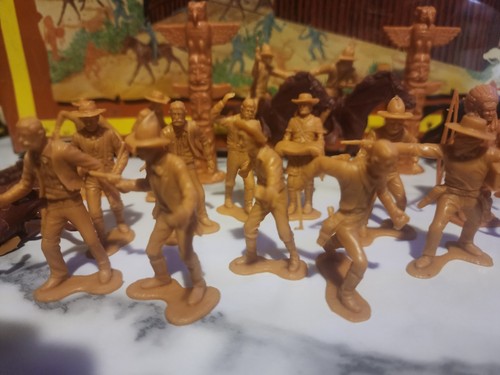 Vtg 1968 LOUIS MARX CARRY-ALL ACTION FORT APACHE PLAY SET  - Picture 4 of 19