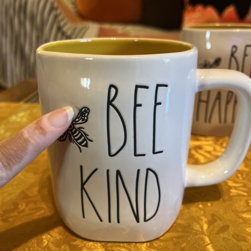Juego de 4 tazas de abeja Rae Dunn; Let It, Bee Kind, Bee Happy, Queen 3 amarillas - Imagen 16 de 24