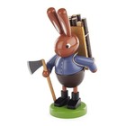 Osterhase mit Holztrage und Axt bunt 8,5x18x10 cm Waldhase Axtträger Baumwerker
