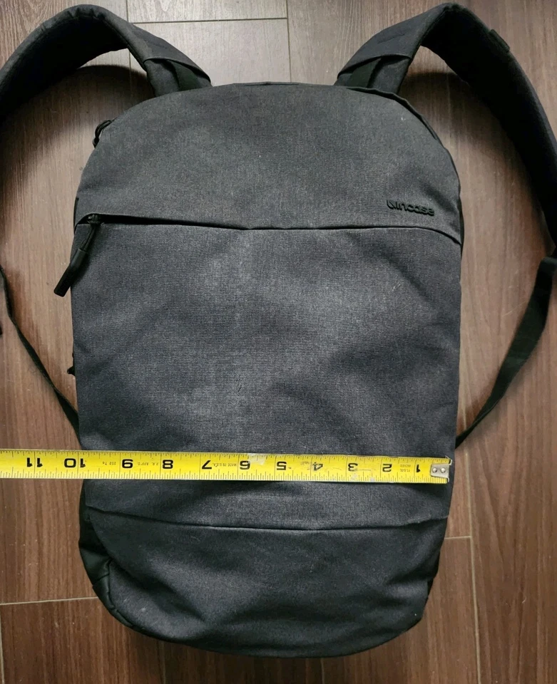 Mochila Incase City Gris Oscuro se adapta a cualquier portátil Mac de hasta 15 pulgadas Foto 4 de 4
