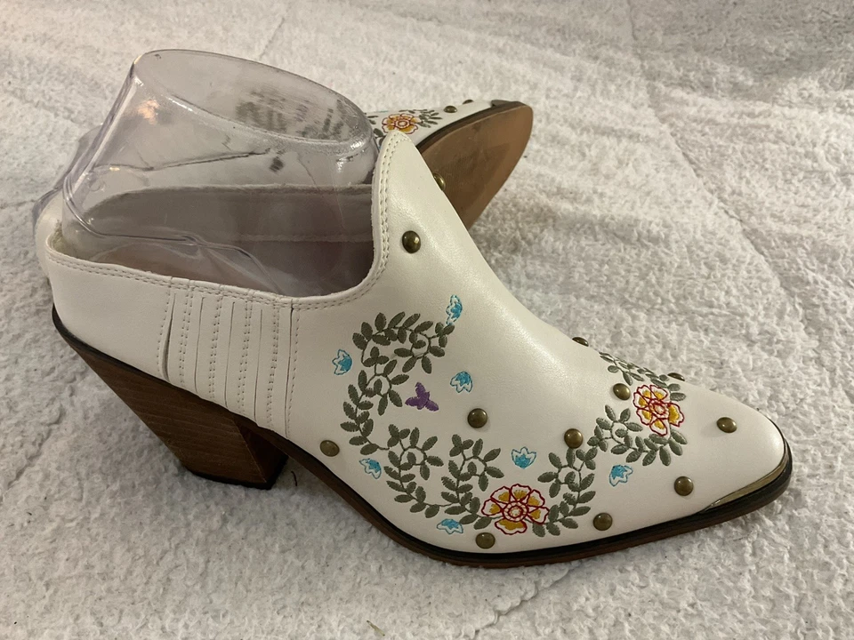 Mules vaqueras Versona beige bordadas con tachuelas punta tacón para mujer talla 9 Foto 4 de 4