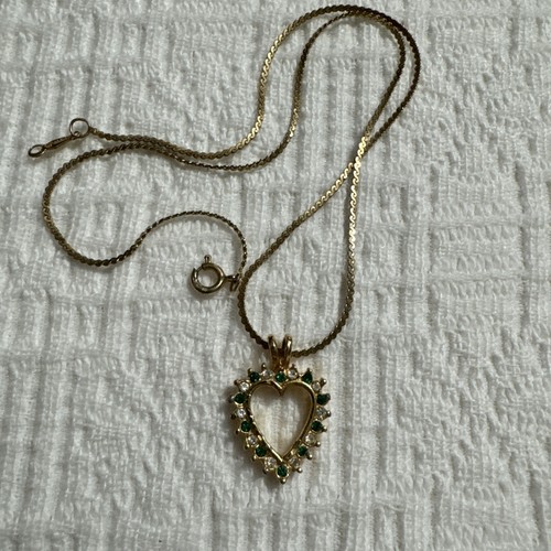 VINTAGE 14 Kt GOLD & EMERALD. PENDANT NECKLACE. SEE PICTURE